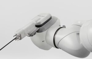 A photo of Noah Medical's robotic bronchoscope attached to the robotic arm. 