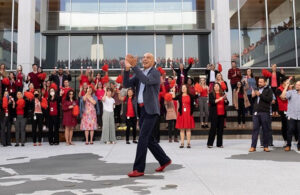 A photo of former Edwards Lifesciences CEO and Chair Mike Mussallem at the 2022 patient day.