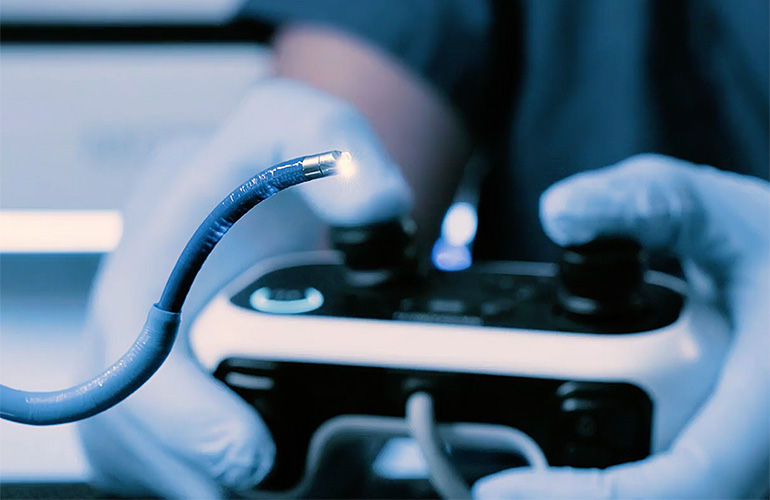An image showing the Johnson & Johnson MedTech Monarch system's controller and scope.