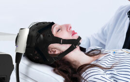 An image of the QuantalX Neuroscience Delphi-MD system being used on a patient.