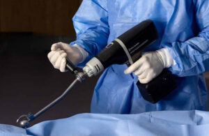 A photo of a surgeon using the Johnson & Johnson MedTech DePuy Synthes Kincise Surgical Automated System.
