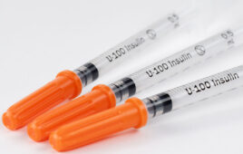 A photo of disposable syringes for insulin.