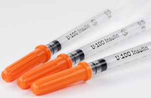 A photo of disposable syringes for insulin.